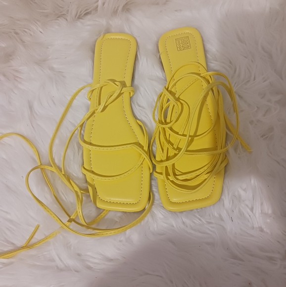 Women light yellow open toe lace up flat sandals - Picture 4 of 10